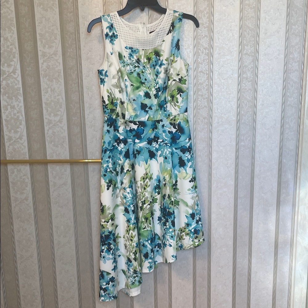 So stylin’ Alex Marie size 4 full asymmetrical flowing cool summer dress